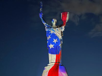 The Motherland Monument in Kyiv was illuminated in the colors of the US flag for the 250th anniversary of independence