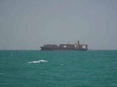 Armed attackers attacked a cargo ship off the coast of Yemen in the Red Sea