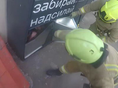 In Rivne, a girl got stuck in a parcel locker compartment - rescuers freed her