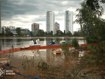 In Kyiv, for the sixth day, the contamination of Lake Kyrylivske with petroleum products is being eliminated after the russian shelling