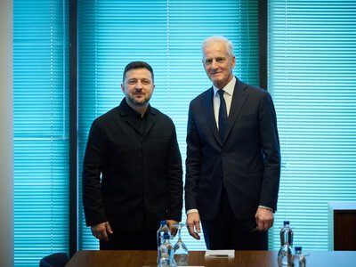 Norway's Prime Minister repeated the Viking rowing gesture of fans during a meeting with Zelenskyy