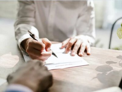 The government has changed the rules for insuring war risks for businesses and extended the deadline for submitting applications