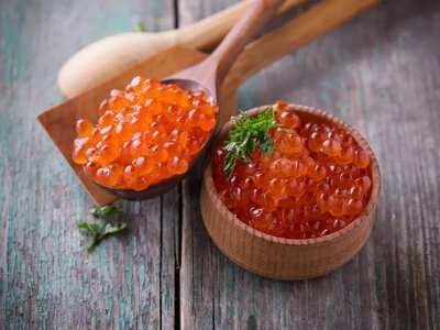 How to distinguish natural red caviar from counterfeit - simple verification methods
