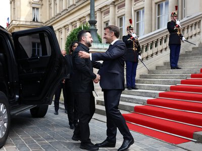 Zelenskyy arrived for a meeting with Macron ahead of the Coalition of the Willing summit