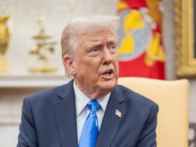Trump reinstates blockade of Iranian ports and plans to charge fees for the passage of commercial vessels