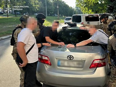 In Dnipro, a volunteer was attacked and $11,000 for a vehicle for the Armed Forces of Ukraine was stolen - three men have been notified of suspicion