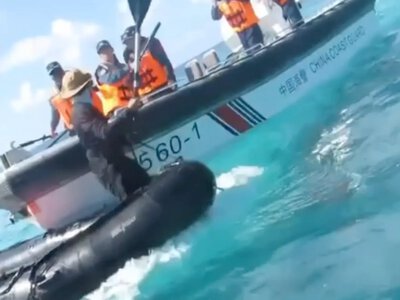 Chinese and Philippine military fought with sticks and oars in disputed waters