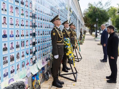 Zelenskyy met with the Prime Minister of Ireland in Kyiv and together they honored the memory of fallen Ukrainian soldiers