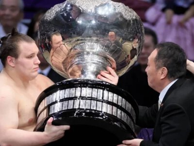 Ukrainian sumo wrestler Aonishiki wins Emperor's Cup for the third time despite injuries