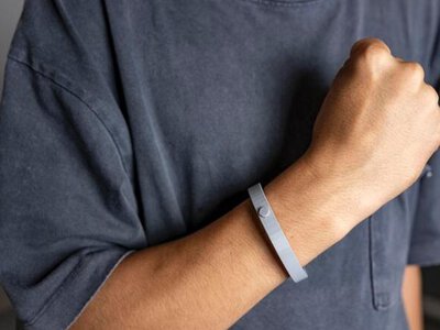 Ukrainian teenager creates air raid alert bracelet for people with hearing impairments, winning US award