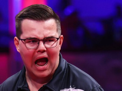 Gian van Veen asks for help ahead of New Zealand Darts Masters with bags stuck in Paris