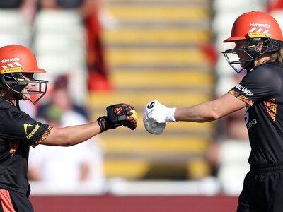 The Hundred: Ellyse Perry's half-century sees Birmingham Phoenix win battle to avoid wooden spoon vs MI London