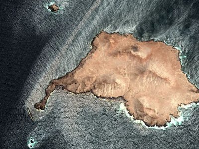 A huge oil slick off Oman is rapidly expanding and threatens a large-scale environmental disaster