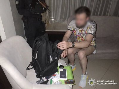At a hotel in central Kyiv, a man slashed a visitor with a utility knife — the attacker has been detained