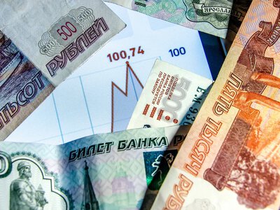 Russia's budget deficit has already exceeded the annual target by half - Bloomberg