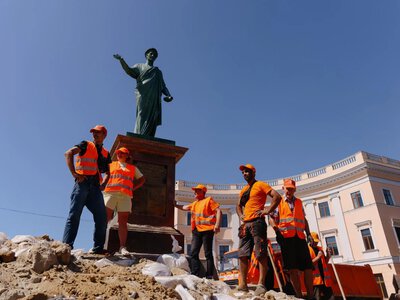 Sandbags removed from the monument to the Duke de Richelieu in Odesa