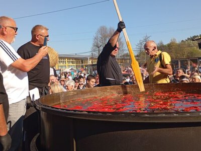 Ternopil region cooks more than three tonnes of bogrács and sets world record
