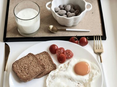 Which foods lower cholesterol, and which can raise it