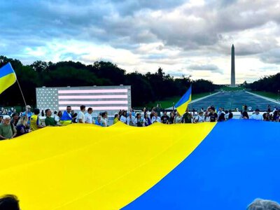 Giant Ukrainian flag unfurled near Lincoln Memorial in Washington ahead of Ukraine's Independence Day