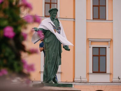 In Odesa, for the first time since the invasion, the Duke was dressed in an embroidered shirt