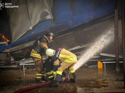 Russian attack on two shopping centers in Odesa region: one shopping center was completely engulfed in flames, the State Emergency Service showed the aftermath
