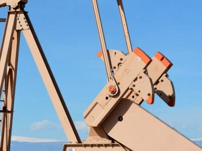 Oil prices fell amid expectations of new U.S. sanctions against Iran