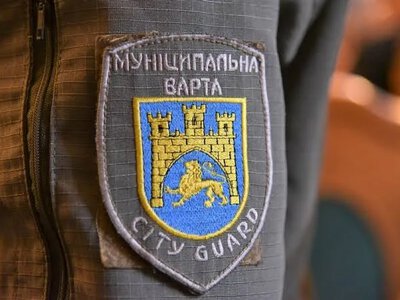 In Lviv, a drunk man overturned tables at the “Vernissage” and then attacked a Municipal Guard employee with a stick