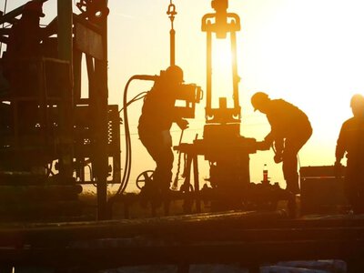 Oil prices fall amid Iran-Oman talks on resuming shipping through the Strait of Hormuz