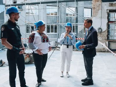 US Senator Blumenthal visits National Chornobyl Museum damaged by Russian attack