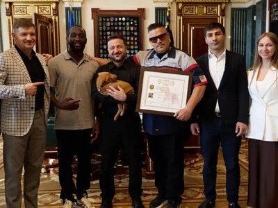 Boxer Crawford visits Kyiv and gives Zelenskyi puppy Freyja named after air defense system