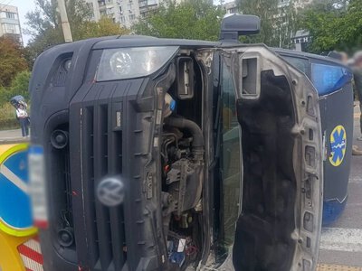 In Kyiv, a Volkswagen with flashing lights ran a red light and was involved in a crash; 8 people were injured