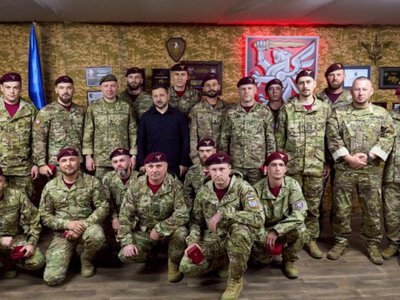 Zelenskyi meets paratroopers fighting on Oleksandrivka frontline at 80th brigade