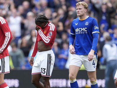 Everton 2-2 Man Utd: Gary Neville fearful that Manchester United's liability of conceding goals isn't going away