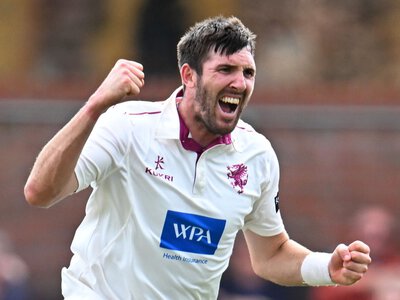 County Championship cricket: Craig Overton, Jack Leach help Somerset remain top with crushing win at Leicestershire