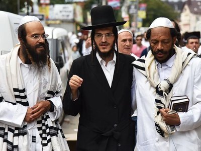 “Garbage, shouting, and overflowing bins”: Ukrainians are massively complaining about the behavior of Hasidic Jews in Uman