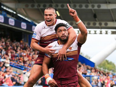 Super League: Huddersfield Giants thrash Castleford Tigers in Accu Stadium swansong