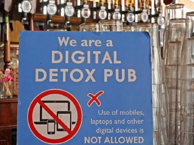 Restaurants abroad are once again banning guests from using gadgets - The Guardian