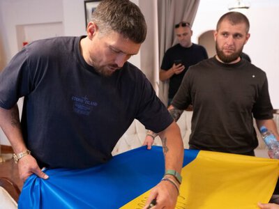 Ukrainian boxer Usyk addresses Montenegro forum and holds charity auction