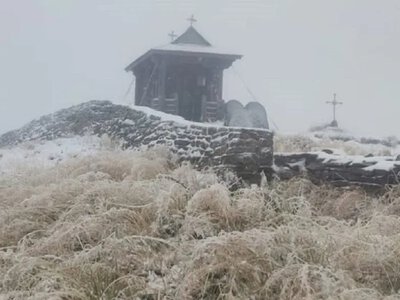The first snow fell on Mount Pip Ivan, and the temperature dropped to -1°C