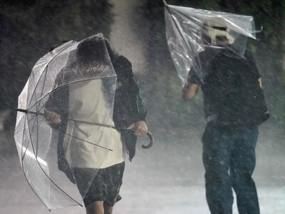 Typhoon Dujuan hit Japan, killing at least 7 people