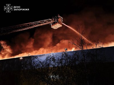 Night strike on Zaporizhzhia: 2 people injured, a large-scale fire broke out in a shopping center