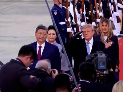 Trump's meeting with Xi near the aircraft was compared to Putin's reception in Alaska