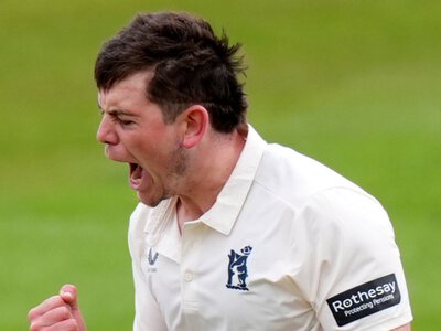 County Championship: Warwickshire close in on title after skittling relegation-threatened Leicestershire