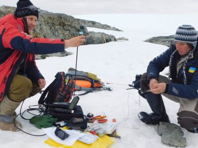 Ukrainian and Czech scientists test new method for monitoring pollution in Antarctica