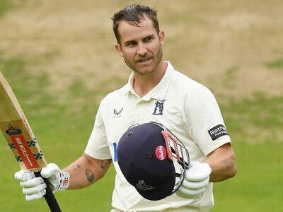 County Championship: Sam Hain leads Warwickshire's bid for title-clinching win over Leicestershire at Edgbaston