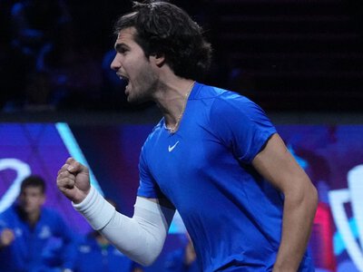 Laver Cup: Carlos Alcaraz, Jakub Mensik win doubles to put Team Europe 3-1 up vs Team World after opening day in London