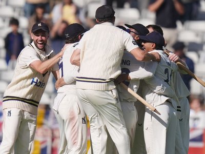 Warwickshire defeat Leicestershire at Edgbaston to win County Championship and claim first title in five years