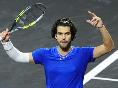 Laver Cup: Carlos Alcaraz beats Taylor Fritz in thrilling final set tiebreak as Team Europe edge in front of Team World