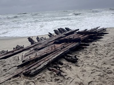 In the United States, a storm exposed the wreckage of a ship that sank more than 140 years ago