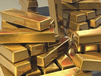 Gold fell to a seven-week low amid the threat of another rate hike in the United States